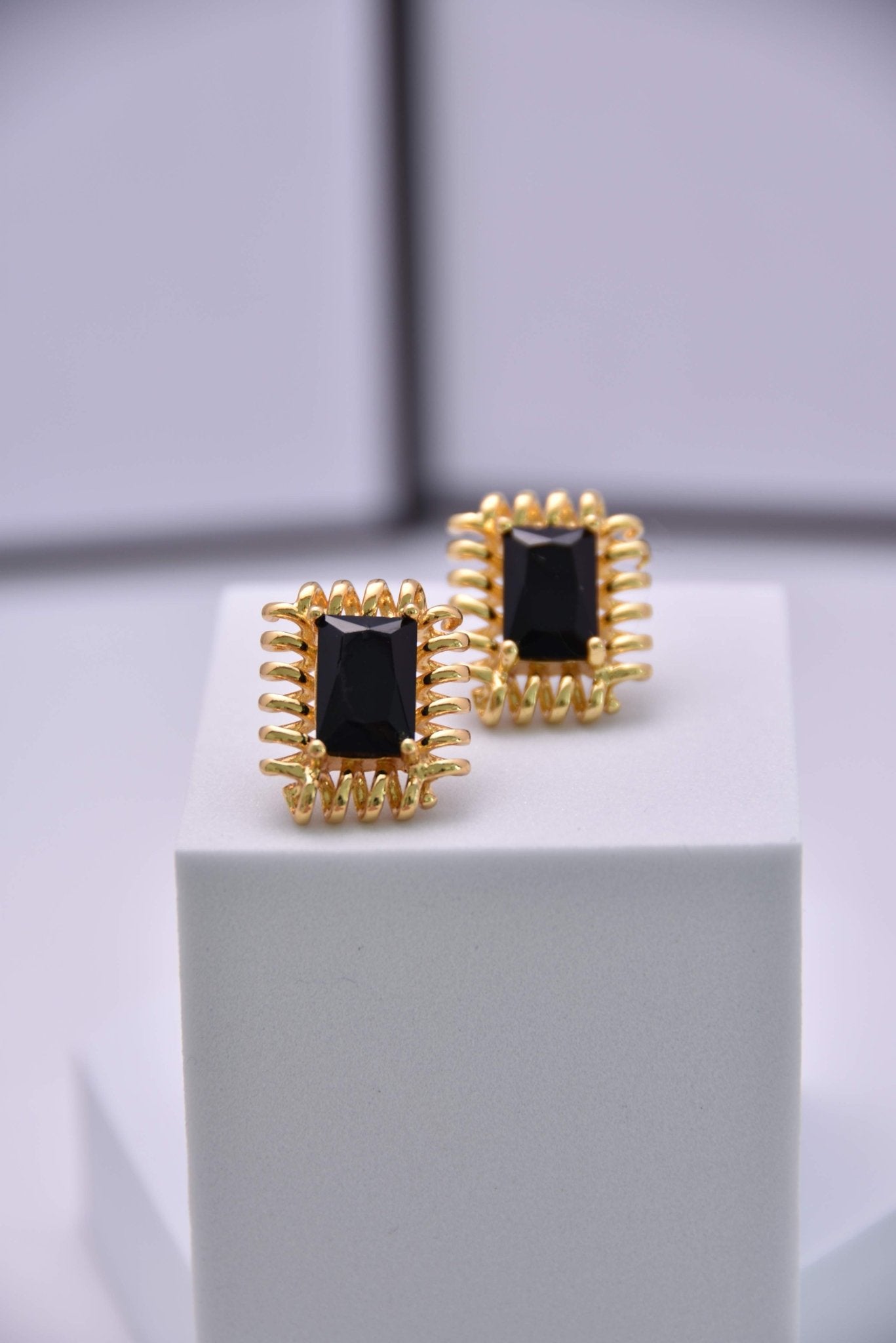 Vintage Gold Black Gemstone Stud Earrings - Spark Blossom Jewelry